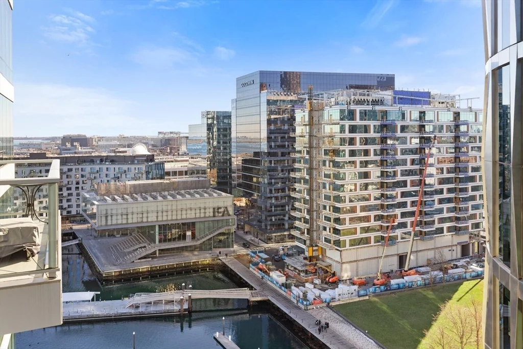 50 Liberty Dr, Seaport District