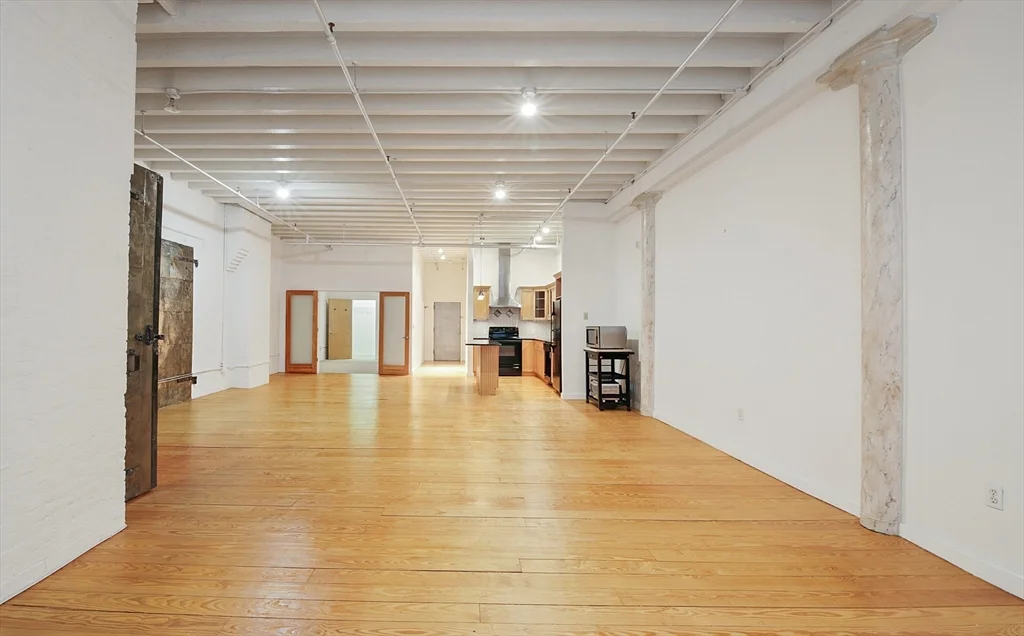 107 South, Leather District