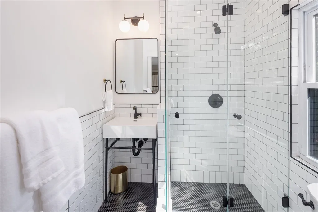 44 Winslow Rd, North Brookline