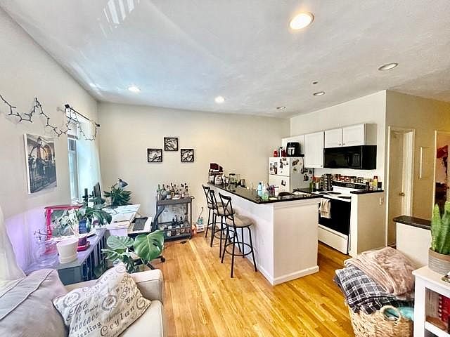 3 bed, 1.5 bath apartment for rent at 17 Thacher St Unit 4, North End — photo 4 of 22