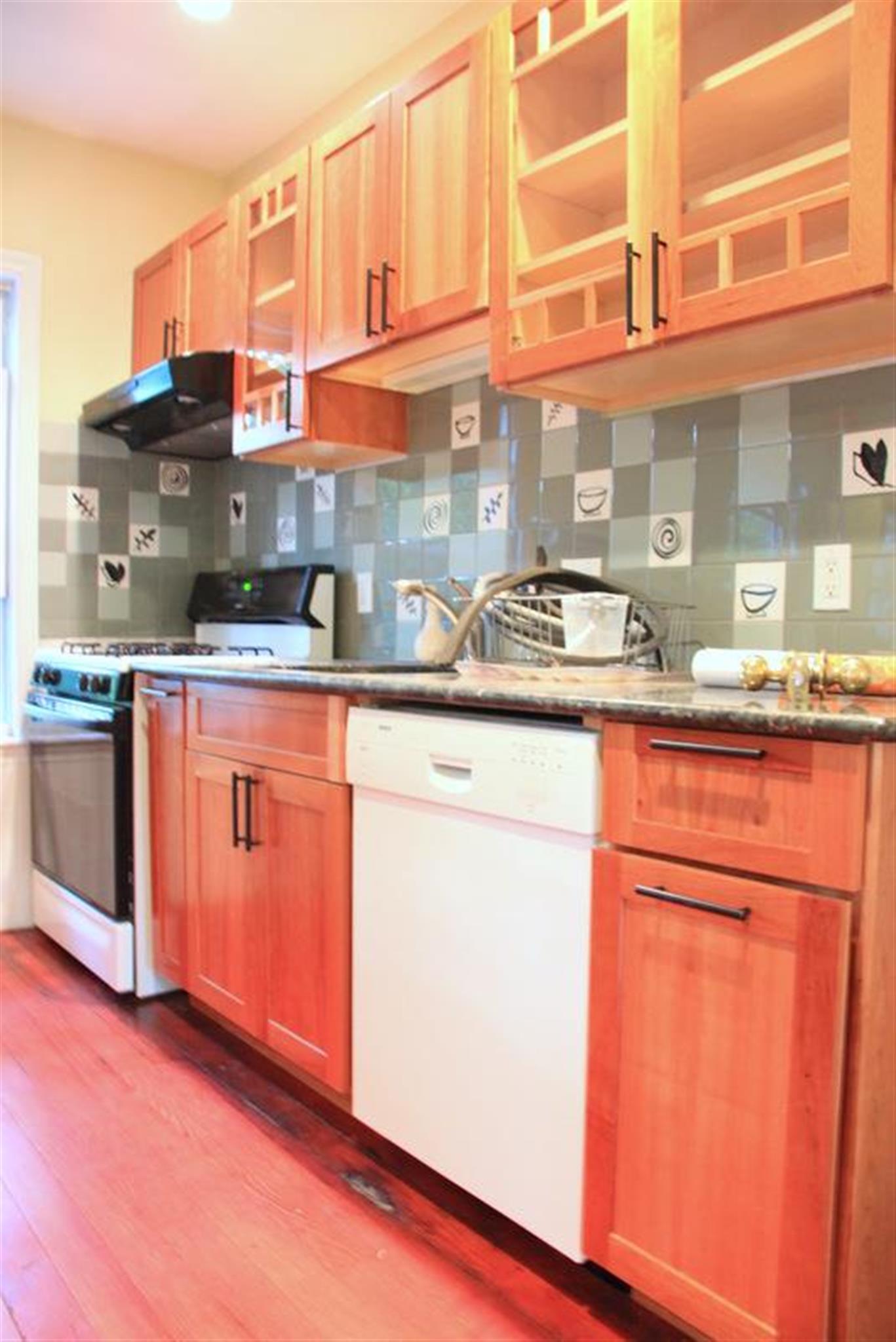 3 bed, 2 bath apartment for rent at 11 Albion St Unit R, Spring Hill — photo 2 of 31