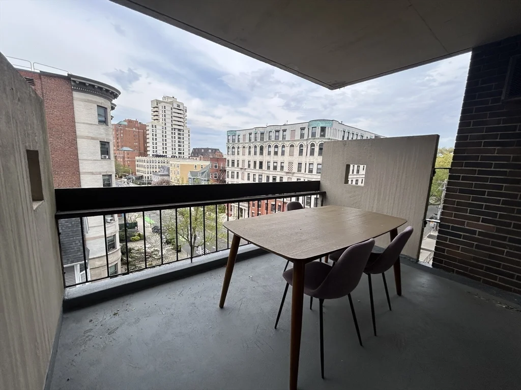 872 Massachusetts, Riverside