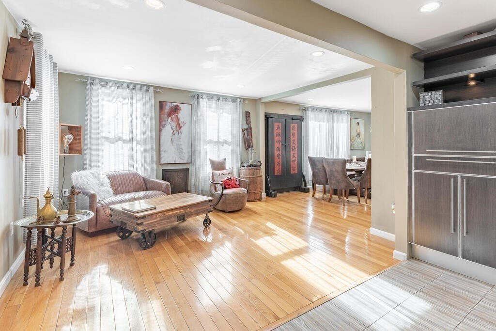 709 Hammond St, Chestnut Hill