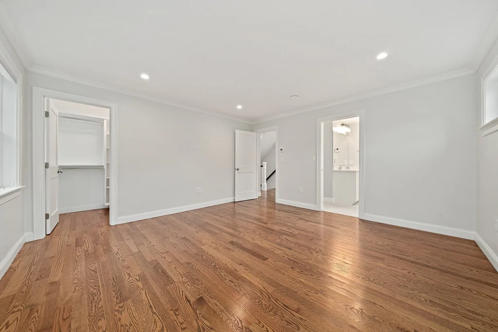 15 Lakeview Ave, Waltham