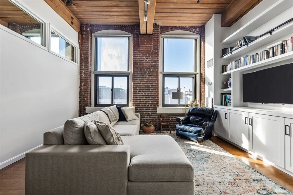 320 West 2nd St, South Boston