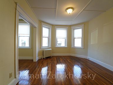 Studio bed, 1 bath apartment for rent at 221 Kelton Unit 2, Allston — photo 2 of 12