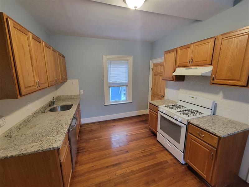 89 Cedar St, Powder House Square