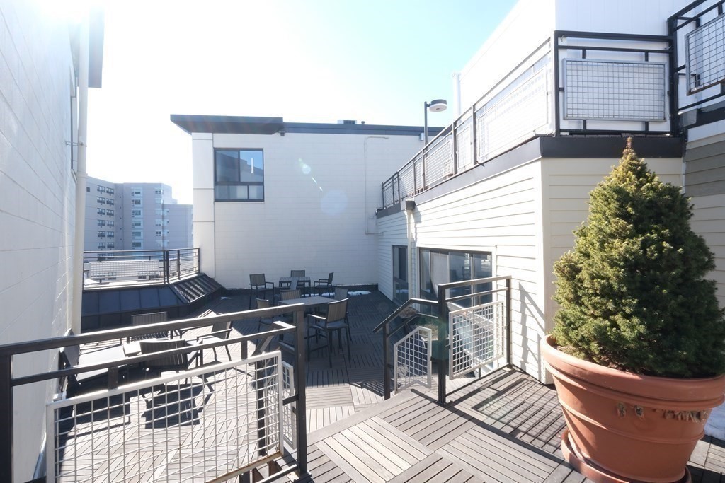 12 Stoneholm, Back Bay