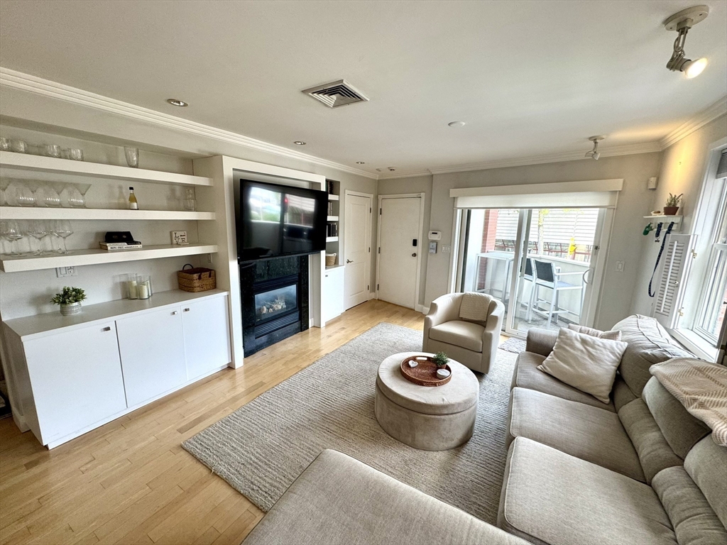 560 Commercial St, North End