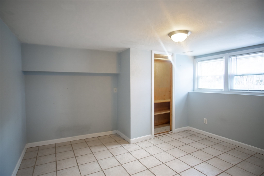 63 Mcgarvey Rd, Stoughton