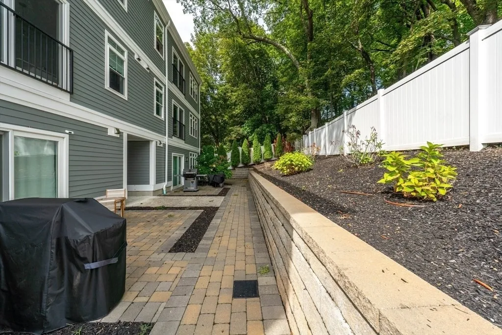 315 College Farm Rd, Waltham