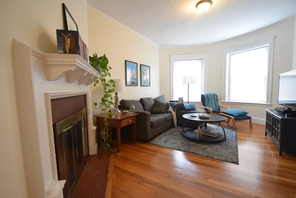 191 Winthrop Rd, Washington Square