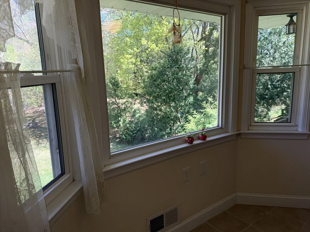 28 Robinhood Rd, Natick