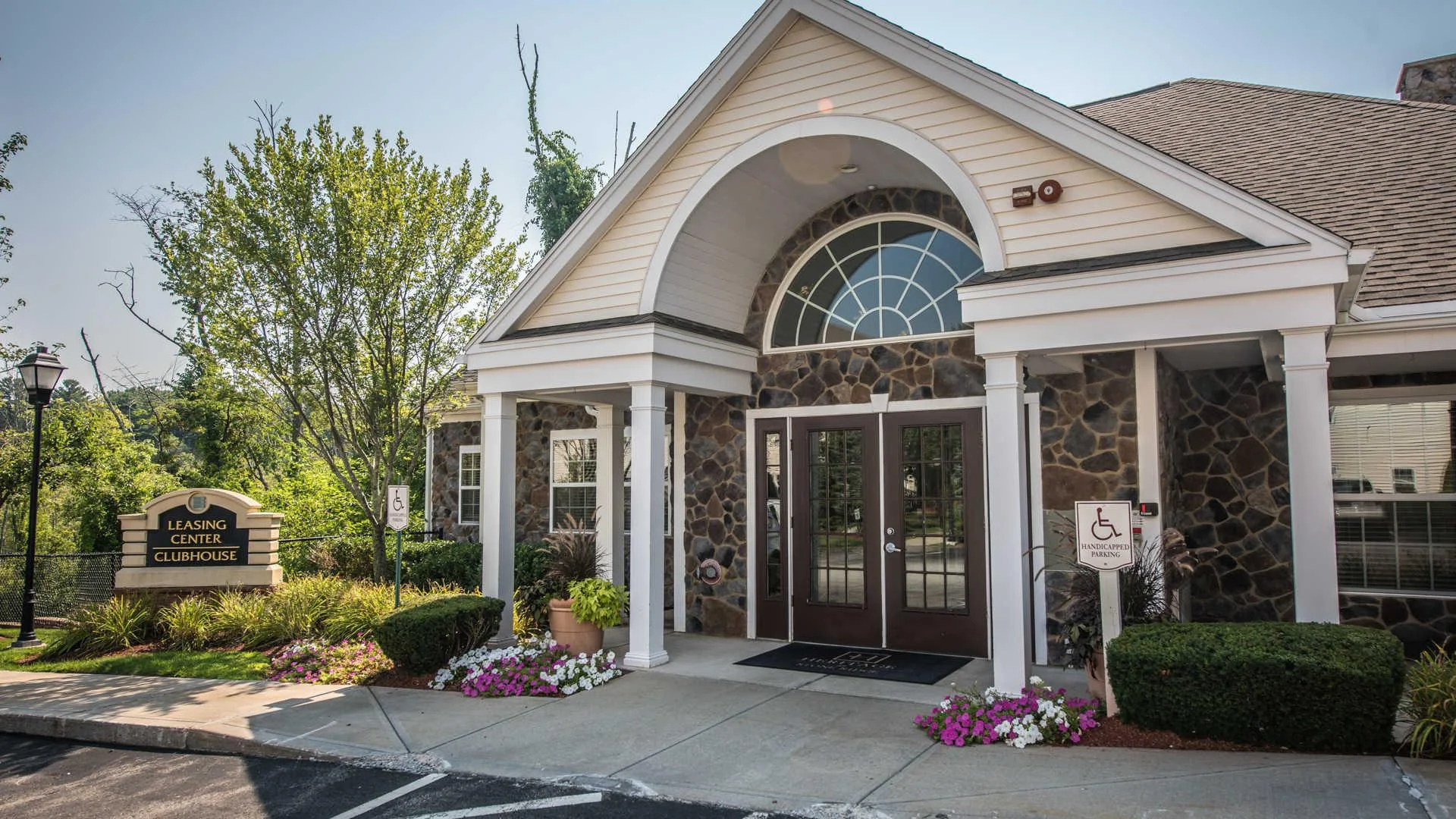 2 Littles Brook Ct, Burlington