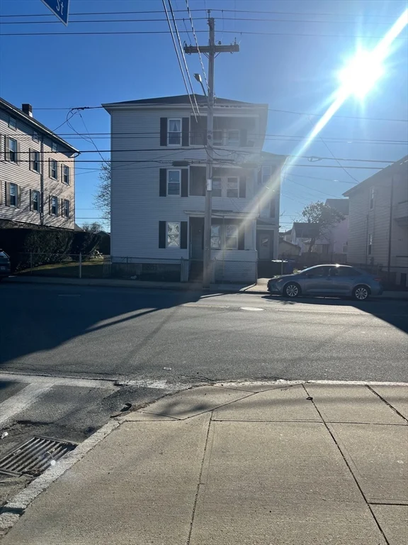 1053 Bedford St, Fall River