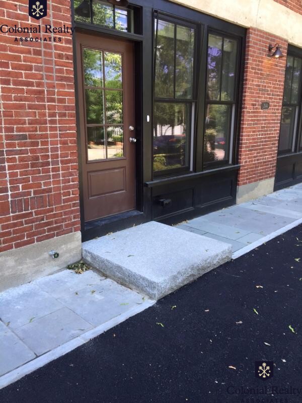 2044 Beacon St, Waban