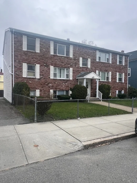33 Linden St, Fall River