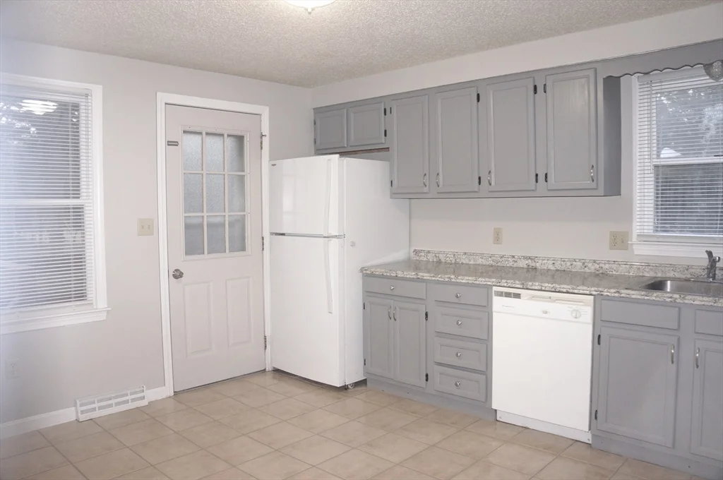 567 Mendon Rd, Attleboro