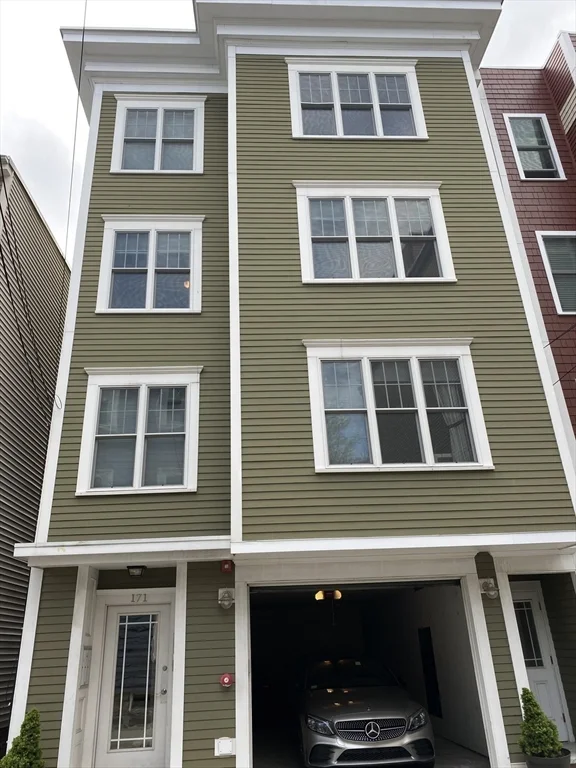 171 Bowen St, South Boston