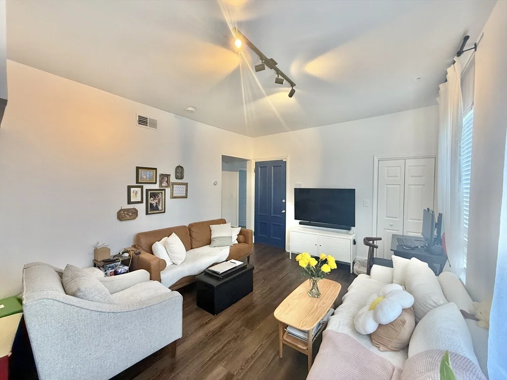 13 Schuyler St, Roxbury