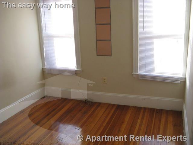 104 Conwell Ave, Tufts