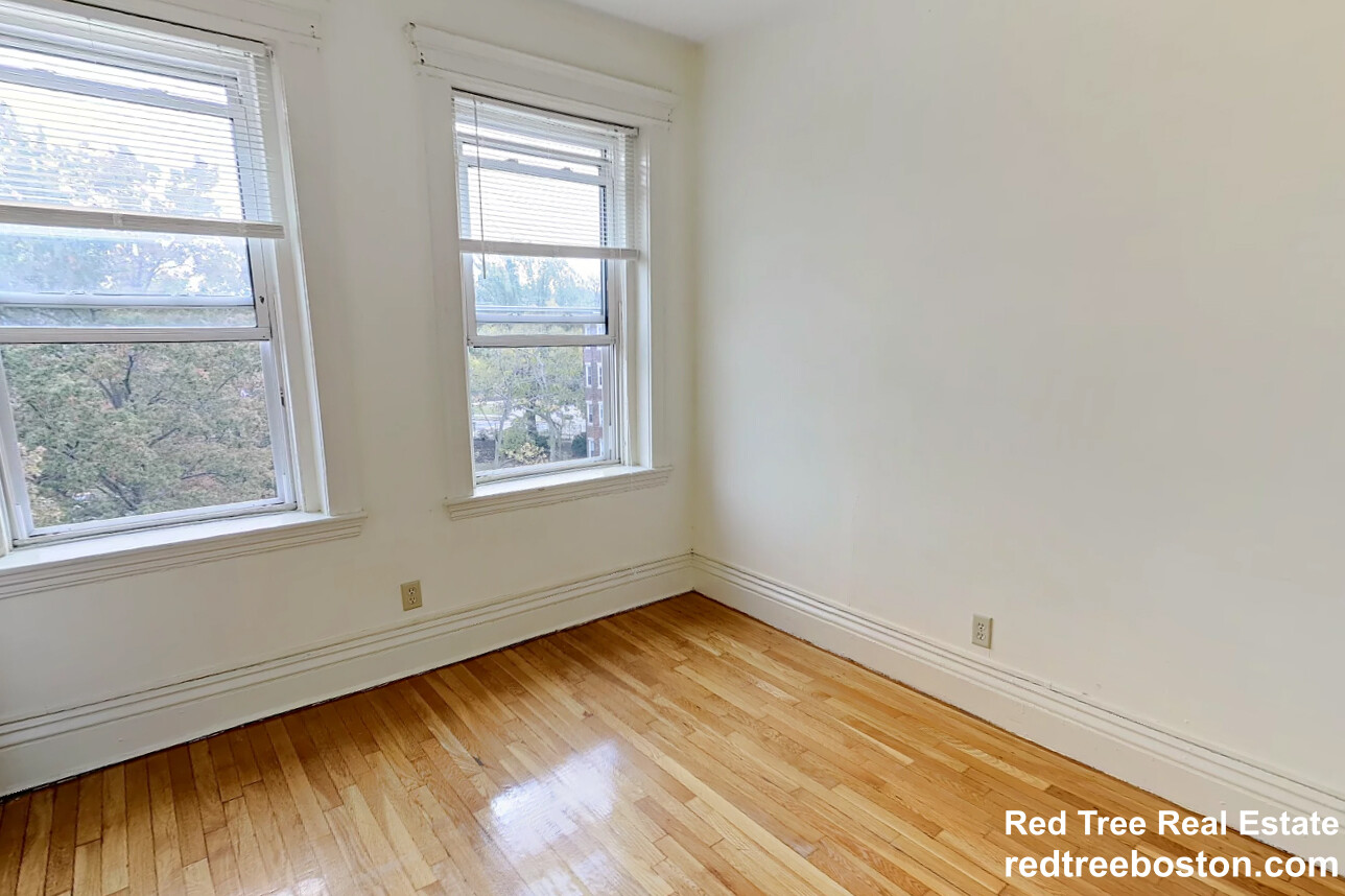 102 Queensberry St, Fenway