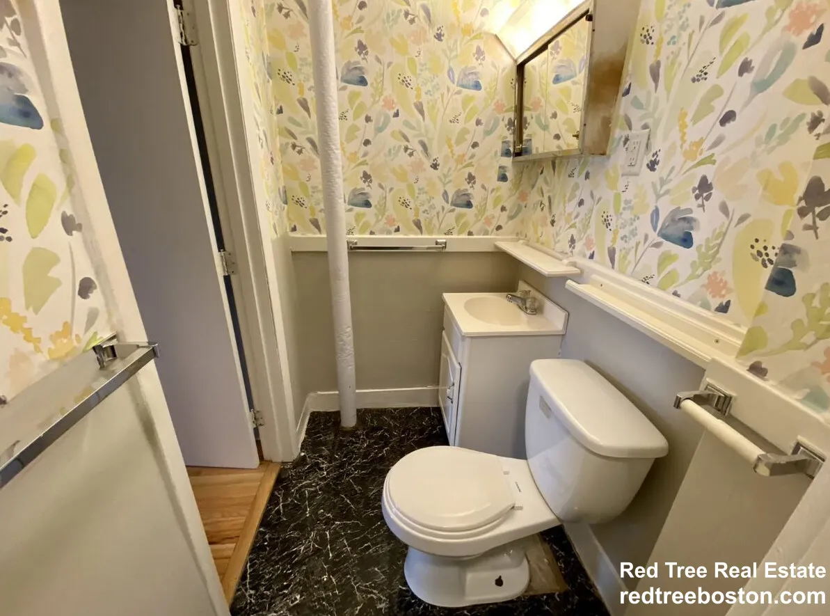 649 Washington St, Oak Square