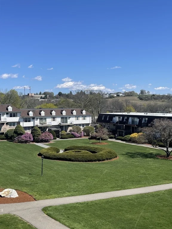10 Williamsburg Ct, Shrewsbury