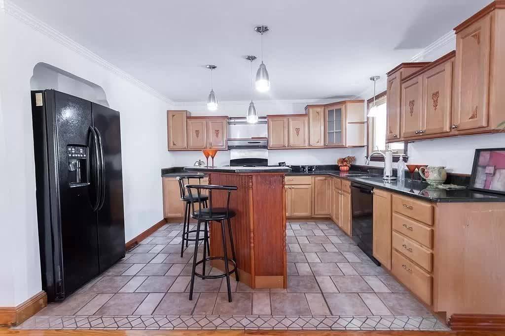 35 Fort Ave, Roxbury