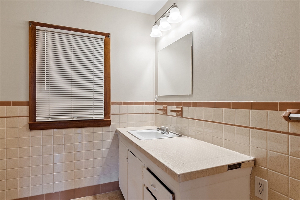 104 N Main St, Mansfield