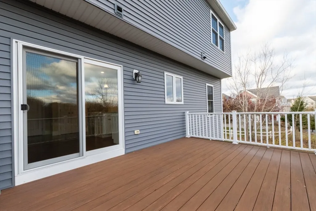 15 Hialeah Ln, Framingham