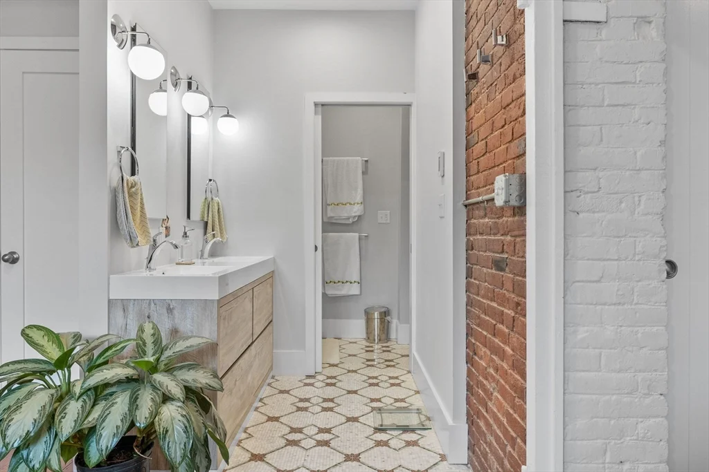 150 Lincoln St, Leather District