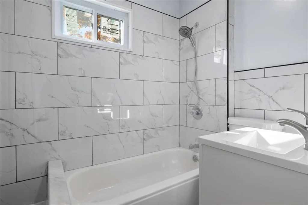 8 Linwood St, Holbrook