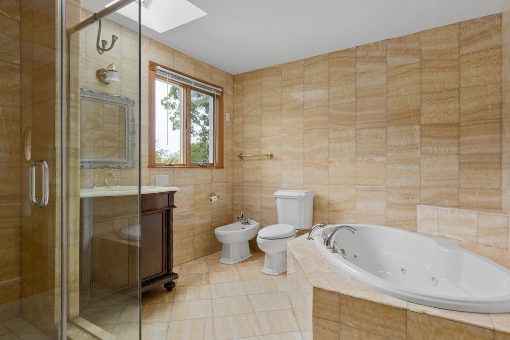 24 Carthay Cir, Newton Highlands