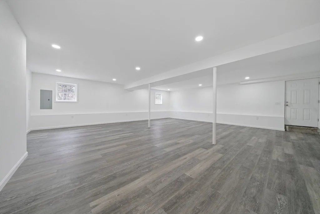 13 Broadway, Raynham Center