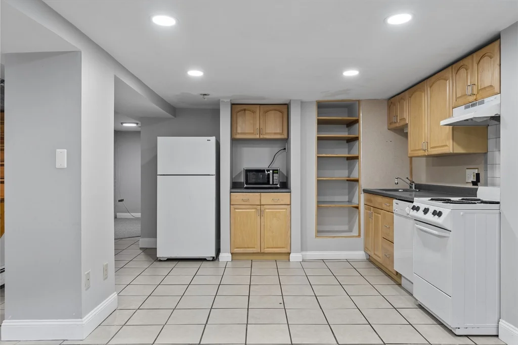 110 W 3rd St, South Boston