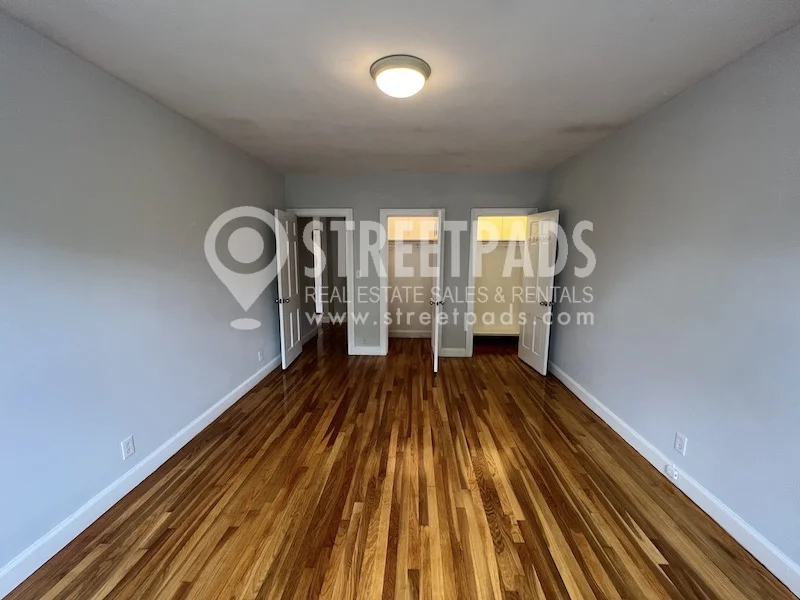 1153 Beacon St, Longwood