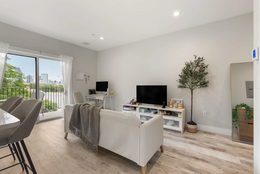 1457 Tremont St, Mission Hill