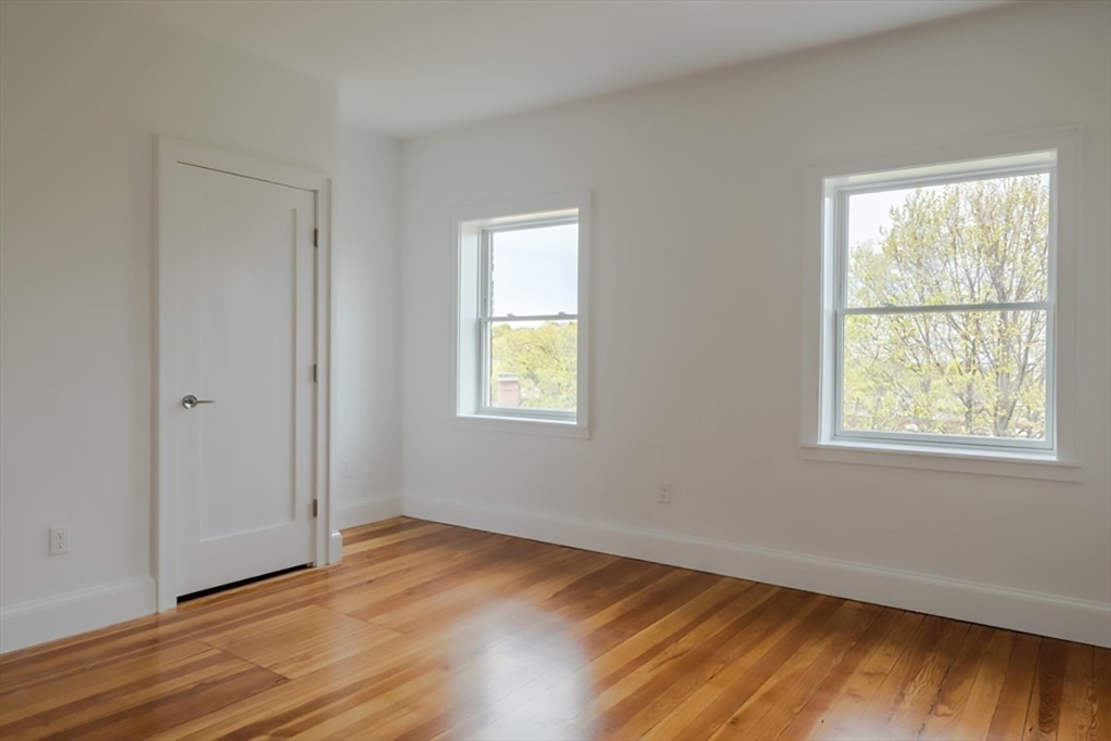 15 Colbourne Crescent, Brookline