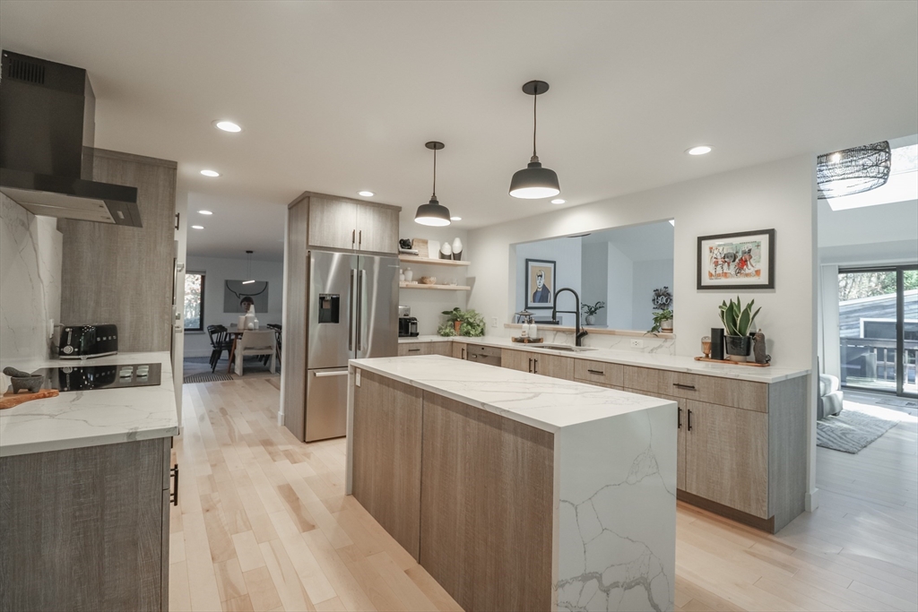 15 Thoreau Dr, Easton