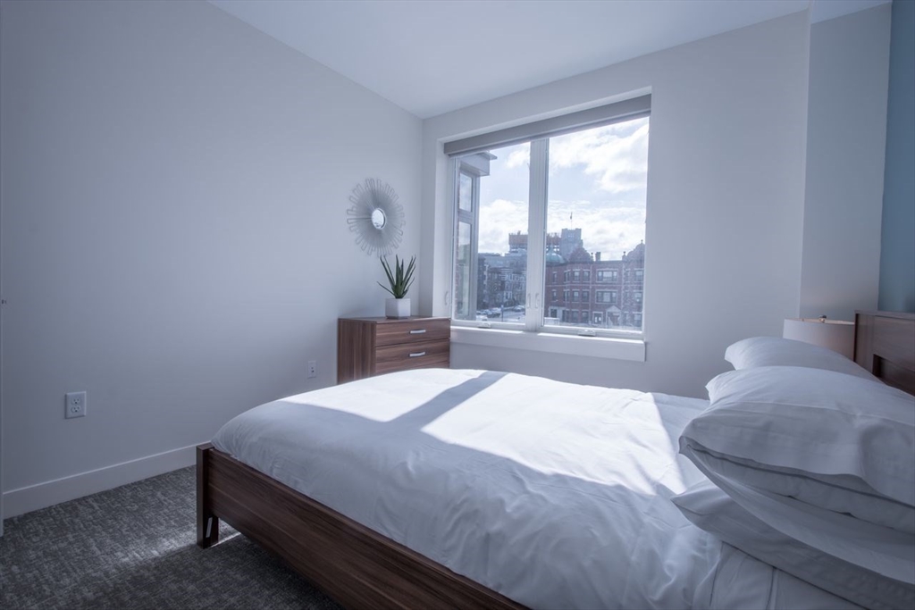 900 Beacon St, Fenway