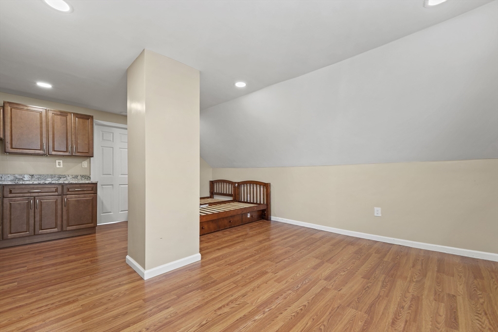 4 Champlain Rd, Salem