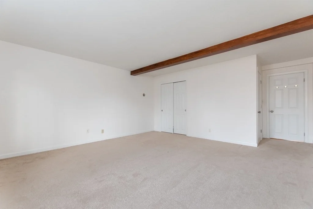 8 Longwood Dr, Andover