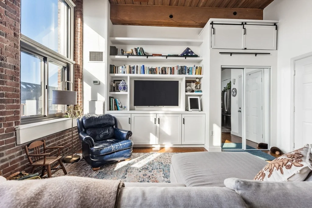 320 West 2nd St, South Boston