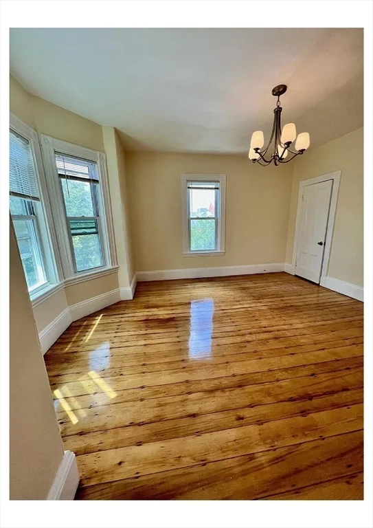 22 Anita Ter, Roxbury