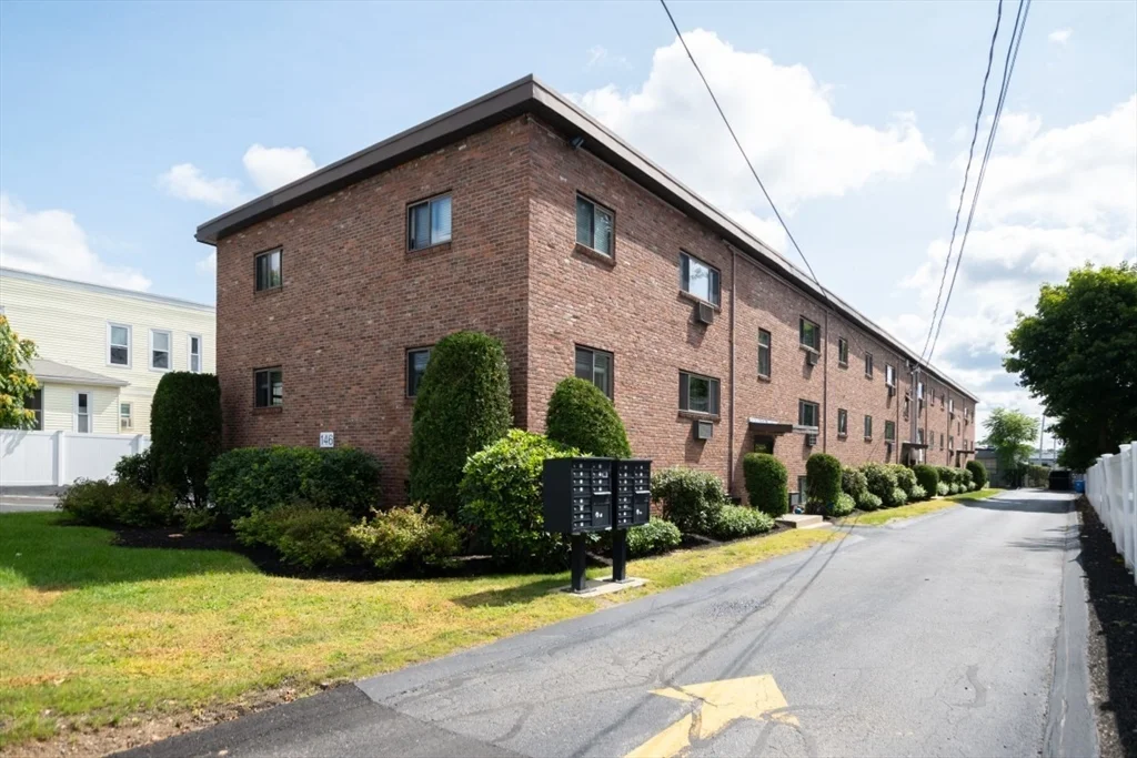 146 Willow St, Waltham