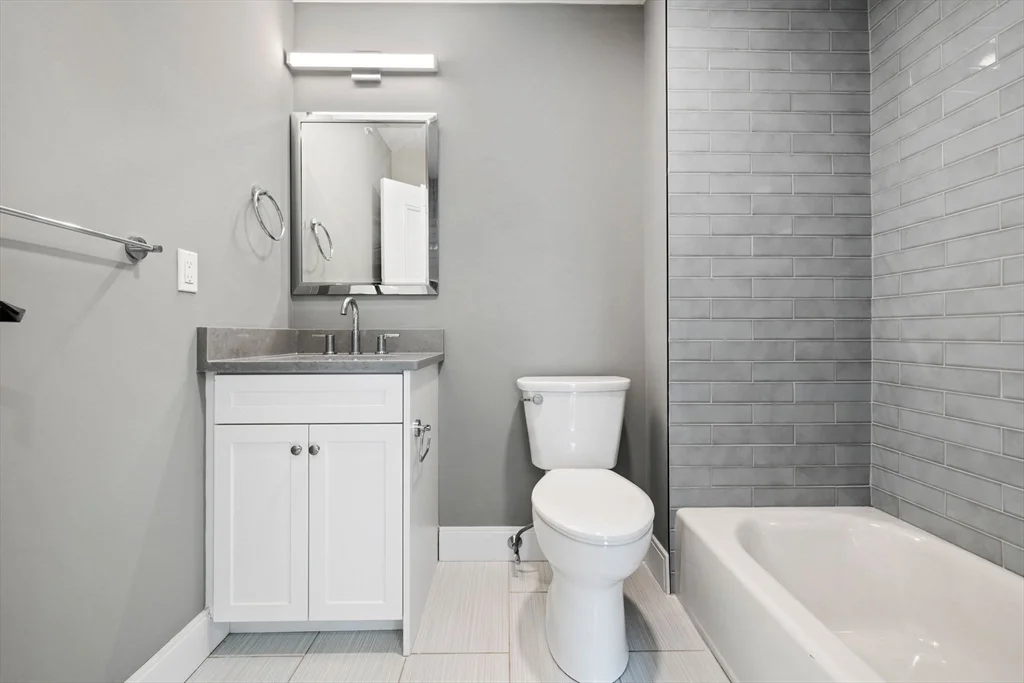 3 Burke Ln, Wellesley