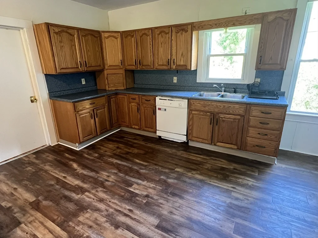 986 South East St, Amherst