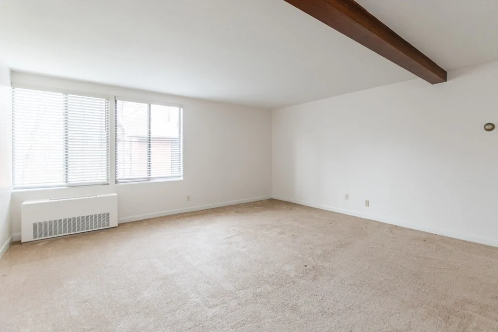 8 Longwood Dr, Andover