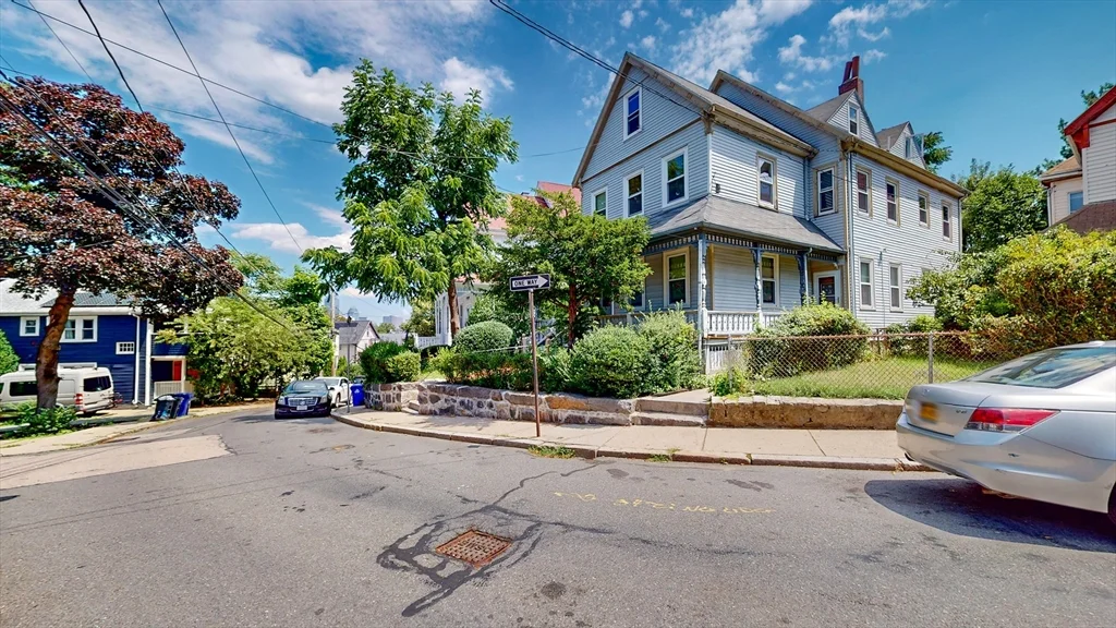 32 Thornton St, Roxbury